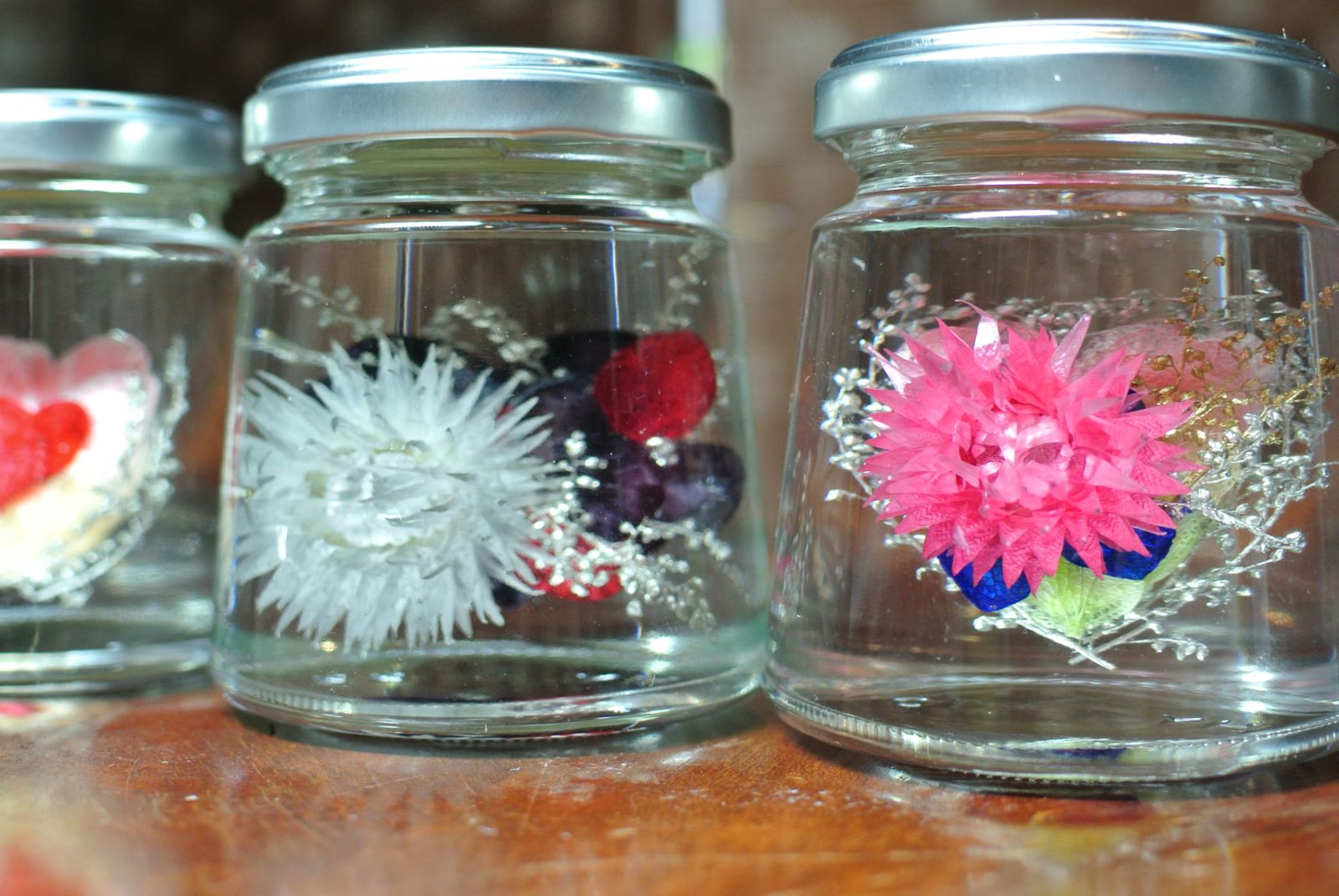 ﾌﾗﾜｰｱｰﾄﾘｳﾑ ﾊｰﾊﾞﾘｳﾑ ｻﾛﾝﾄﾞﾐﾅ 千葉県旭市で花屋をお探しならギフトに最適なスタンド花 ハーバリウムが評判のよしの生花