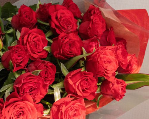 赤バラ アマダ の花束 千葉県旭市で花屋をお探しならギフトに最適なスタンド花 ハーバリウムが評判のよしの生花